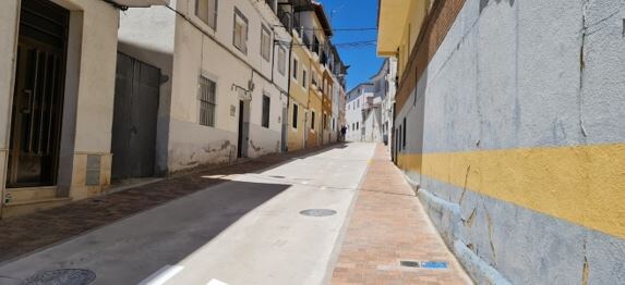 Finalizan las obras de pavimentación de la calle Badajoz