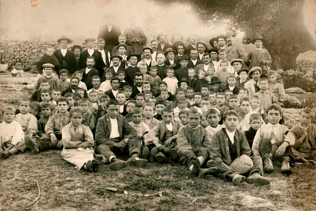 Inusual en España entonces, en 1921 ya estudiaban juntos chicos y chicas en el colegio parroquial