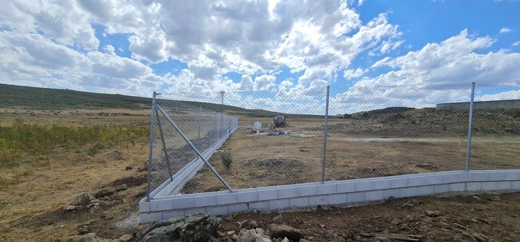 Construcción del cierre perimetral del dolmen. /S.E.