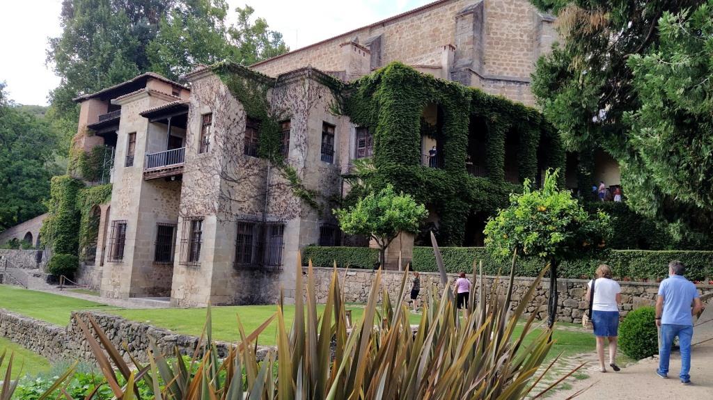 45 alumnos del colegio Ejido realizan una ruta senderista hasta Yuste