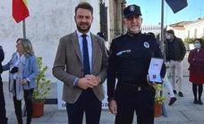 Miguel Ángel Labrador recibe la medalla de oro por su permanencia en la Policía Local