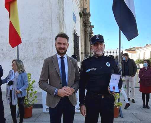 Miguel Ángel Labrador recibe la medalla de oro por su permanencia en la Policía Local