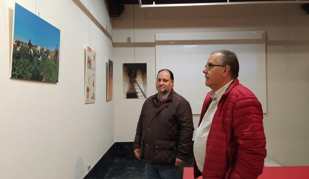 Exposición de fotografías en el Museo del Pimentón dedicada a este producto