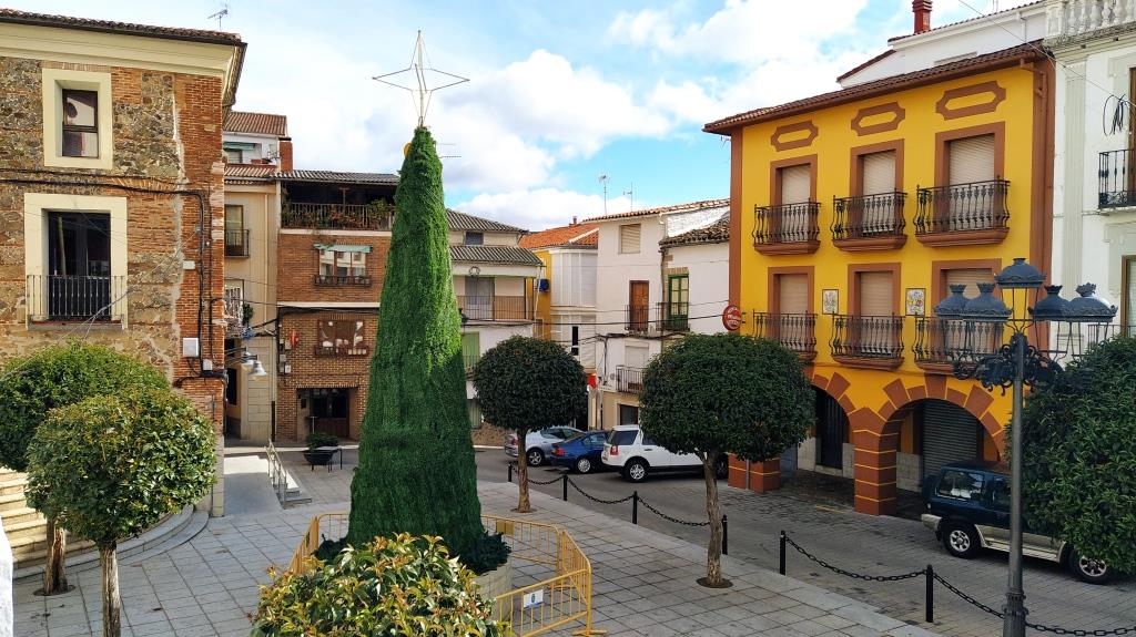 El Ayuntamiento instala la iluminación y decoración navideña