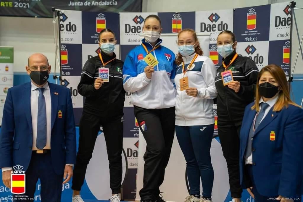 Recibimiento apoteósico a Inés Muñoz en Pasarón, flamante subcampeona de España de Karate Junior
