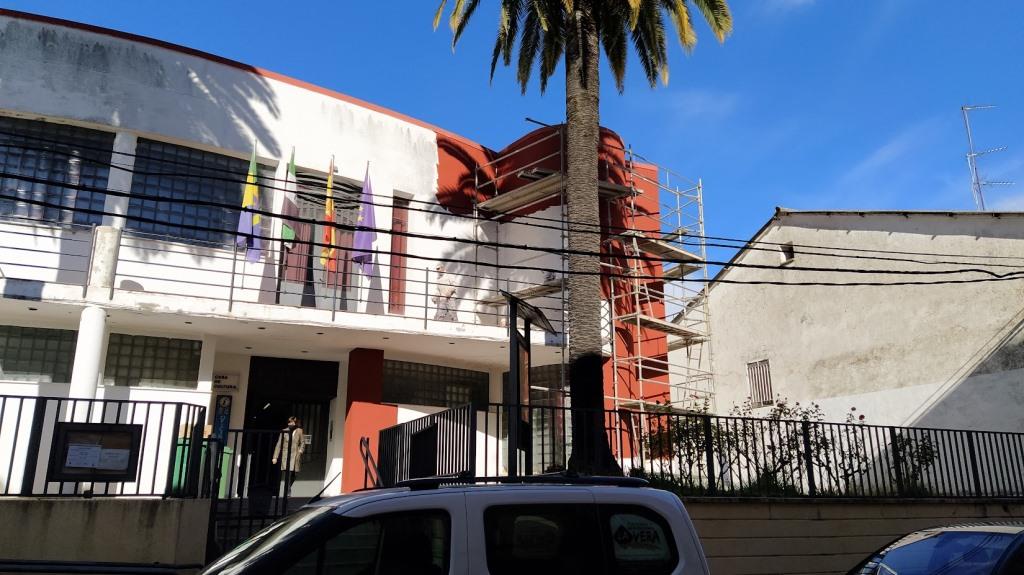 El Consistorio adecenta la fachada de la Casa de la Cultura con un nuevo pintado