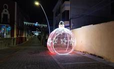 El alumbrado especial de la avenida de Yuste se completa con una 'bola navideña'
