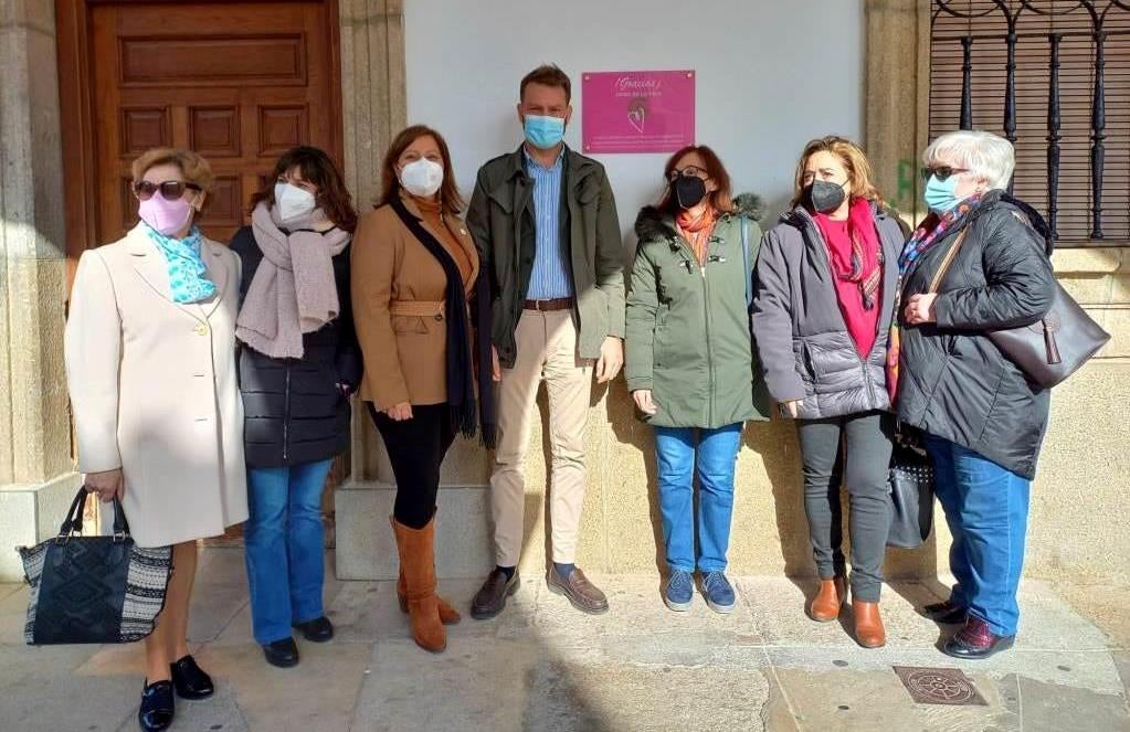 El Ayuntamiento luce ya la placa de municipio adherido al circuito de marchas rosas