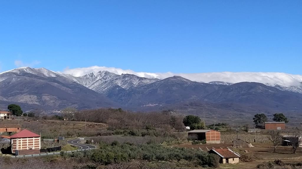 Nieva en las cumbres de Gredos, pero levemente