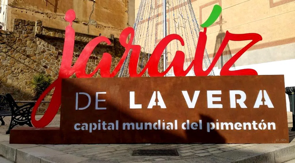 Letras cóporeas del nombre de Jaraíz como Capital Mundial del Pimentón. 