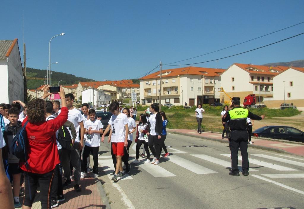 Un Policía Local dirigiendo la circulación en las inmediaciones del polideportivo municipal de Jaraíz. 
