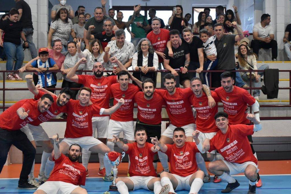 Publijaime Jaraíz celebrando la proclamación de campeón de la liga 2021-2022./