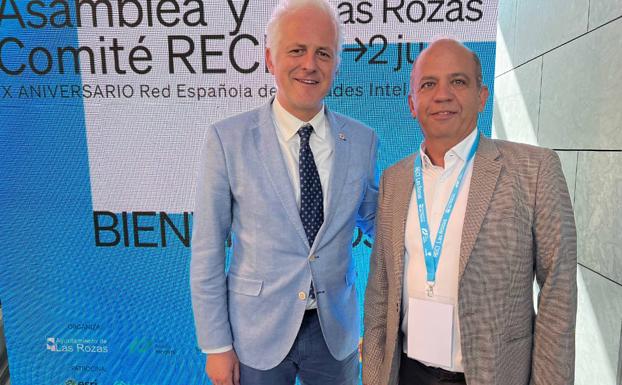 El diputado Santos Jorna (dcha), con el presidente de la red y alcalde de Logroño, Pablo Hermoso de Mendoza. /DIP. CC