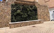 Jaraíz estrena su primer jardín vertical en un espacio público