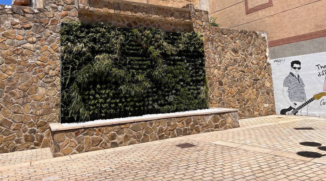 Jaraíz estrena su primer jardín vertical en un espacio público