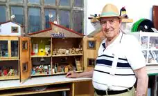 El artesano de las casitas de madera en miniaturas
