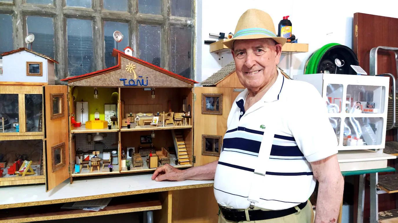 El artesano de las casitas de madera en miniaturas