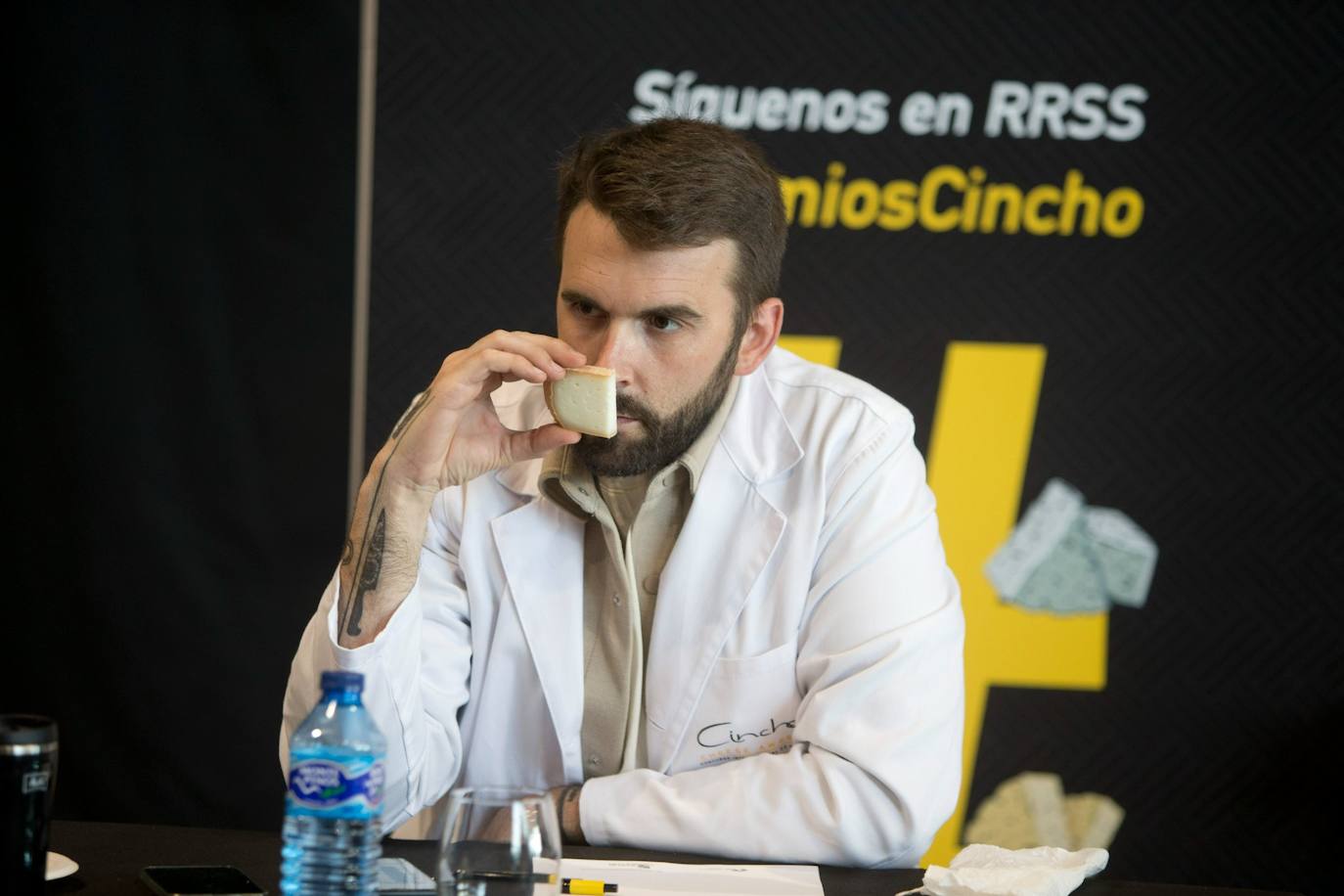 Emilio José Martín catando una muestra de queso./