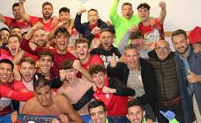La afición pimentonera celebra la marcha triunfal del Jaraíz