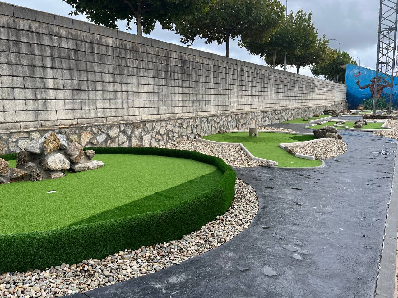 El polideportivo municipal estrena un minigolf en el lado norte