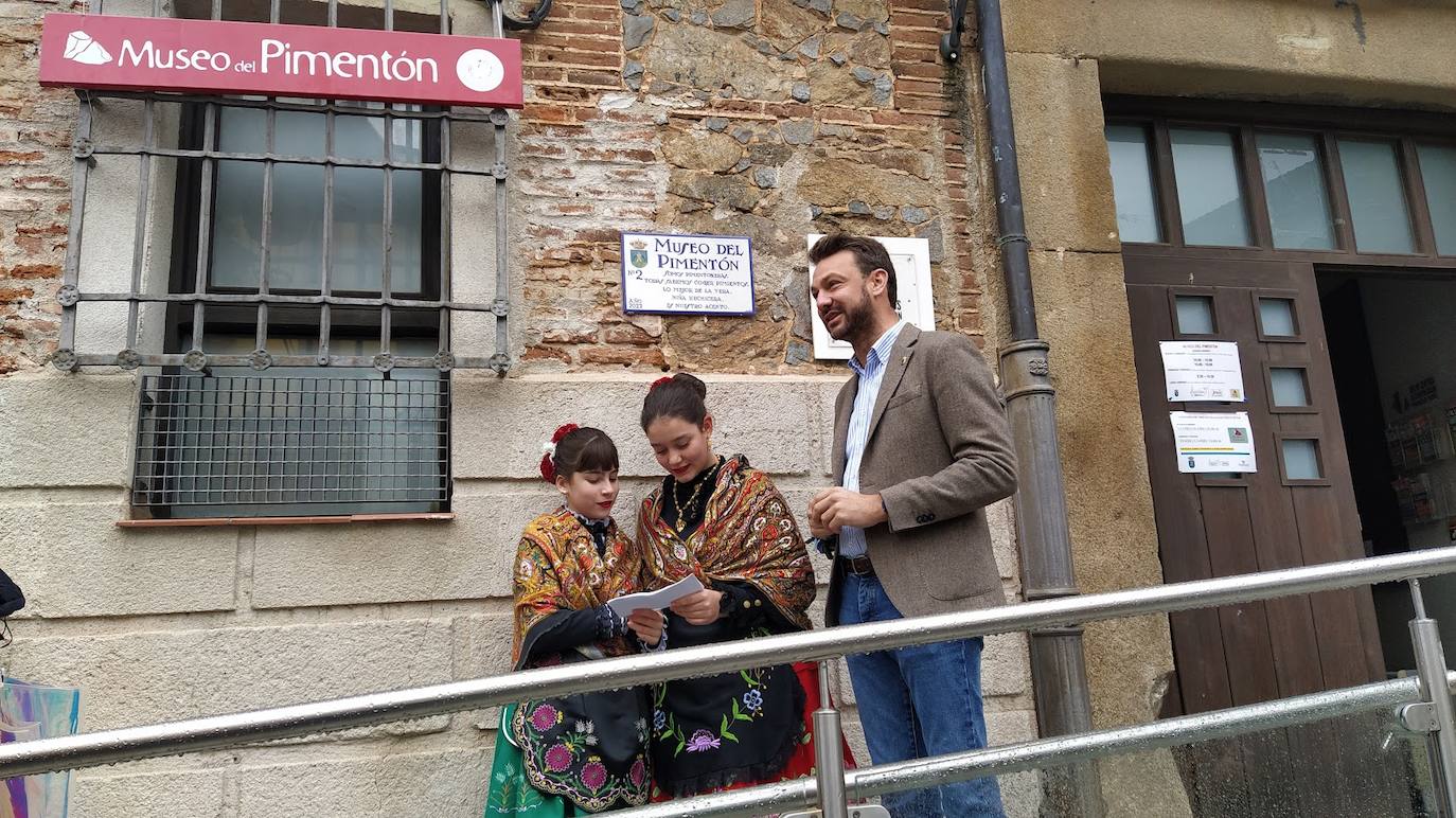El callejero de Jaraíz estrena 36 placas con inscripciones del cancionero popular