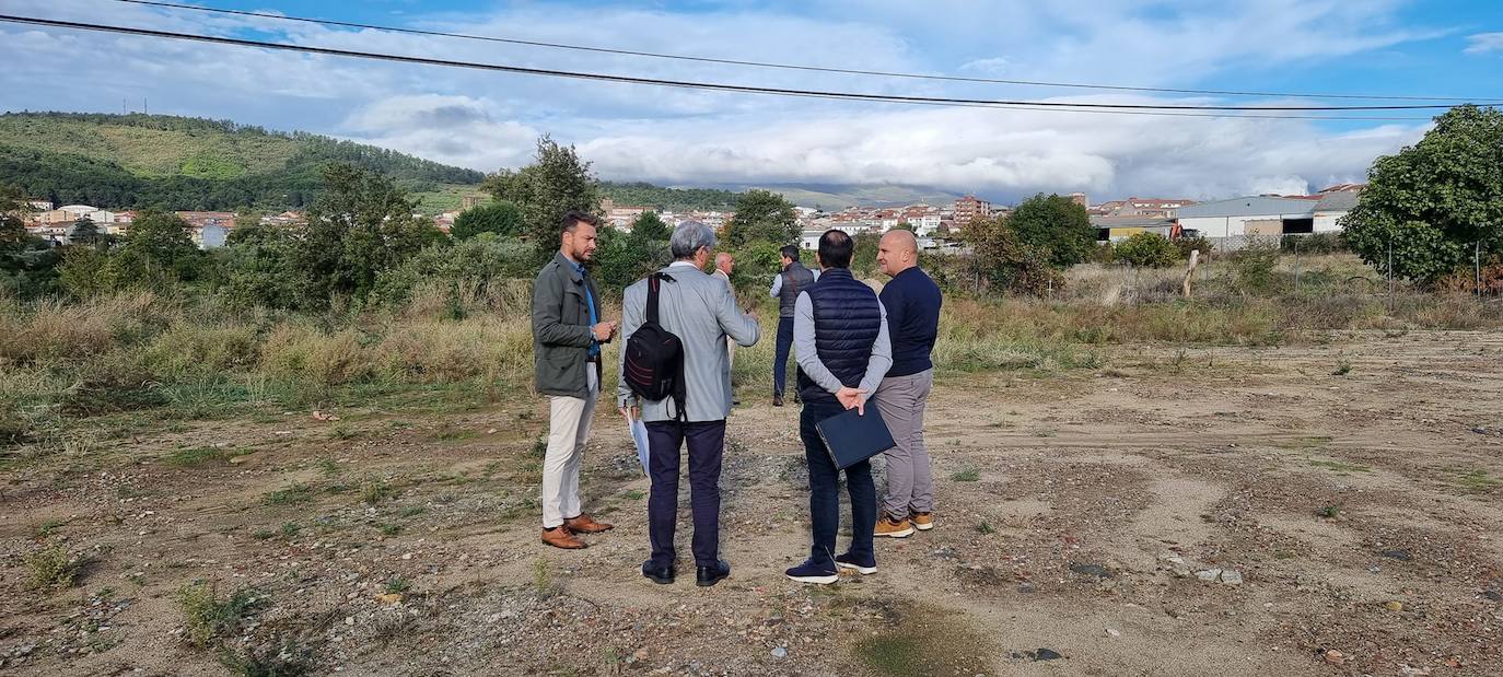 Los técnicos de la Junta visitan los terrenos cedidos para el nuevo instituto