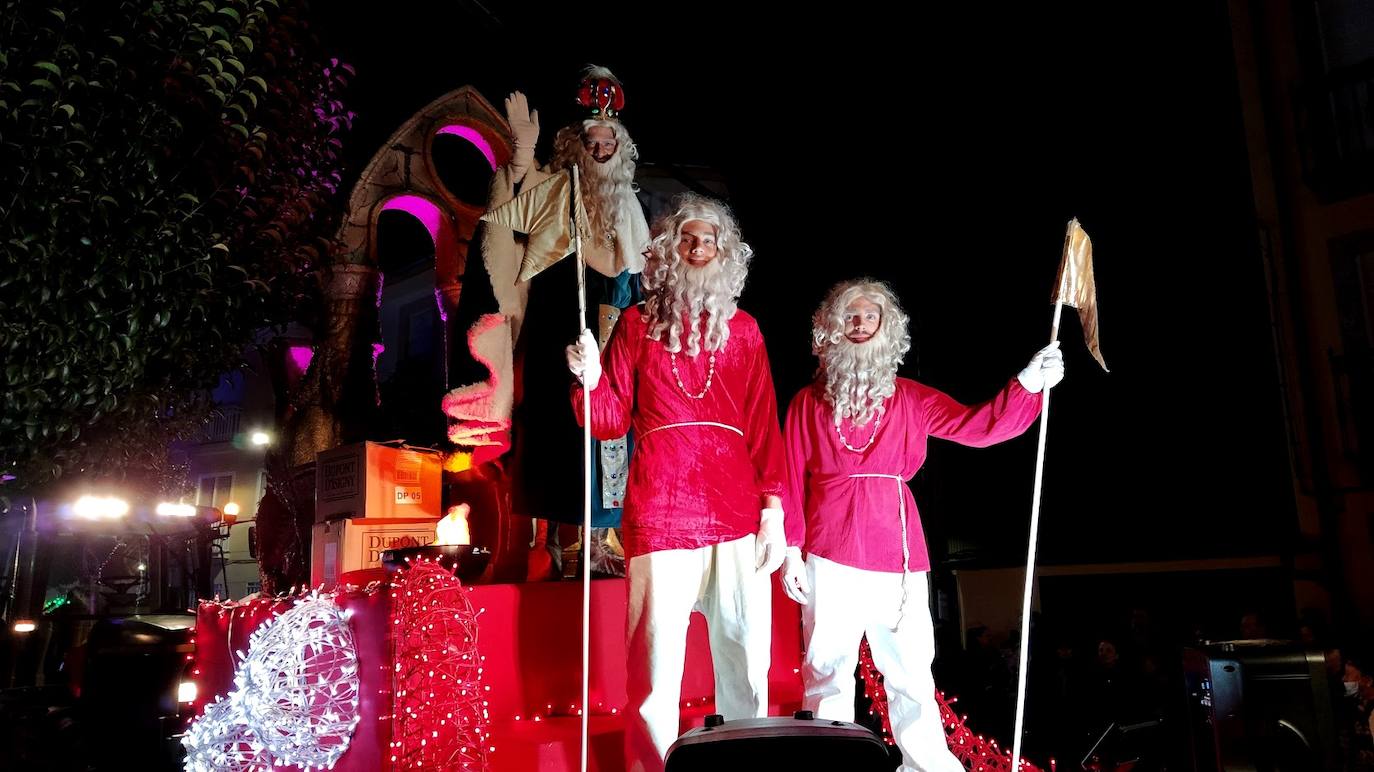 Los Reyes Magos llenan las calles jaraiceñas de niños y mayores
