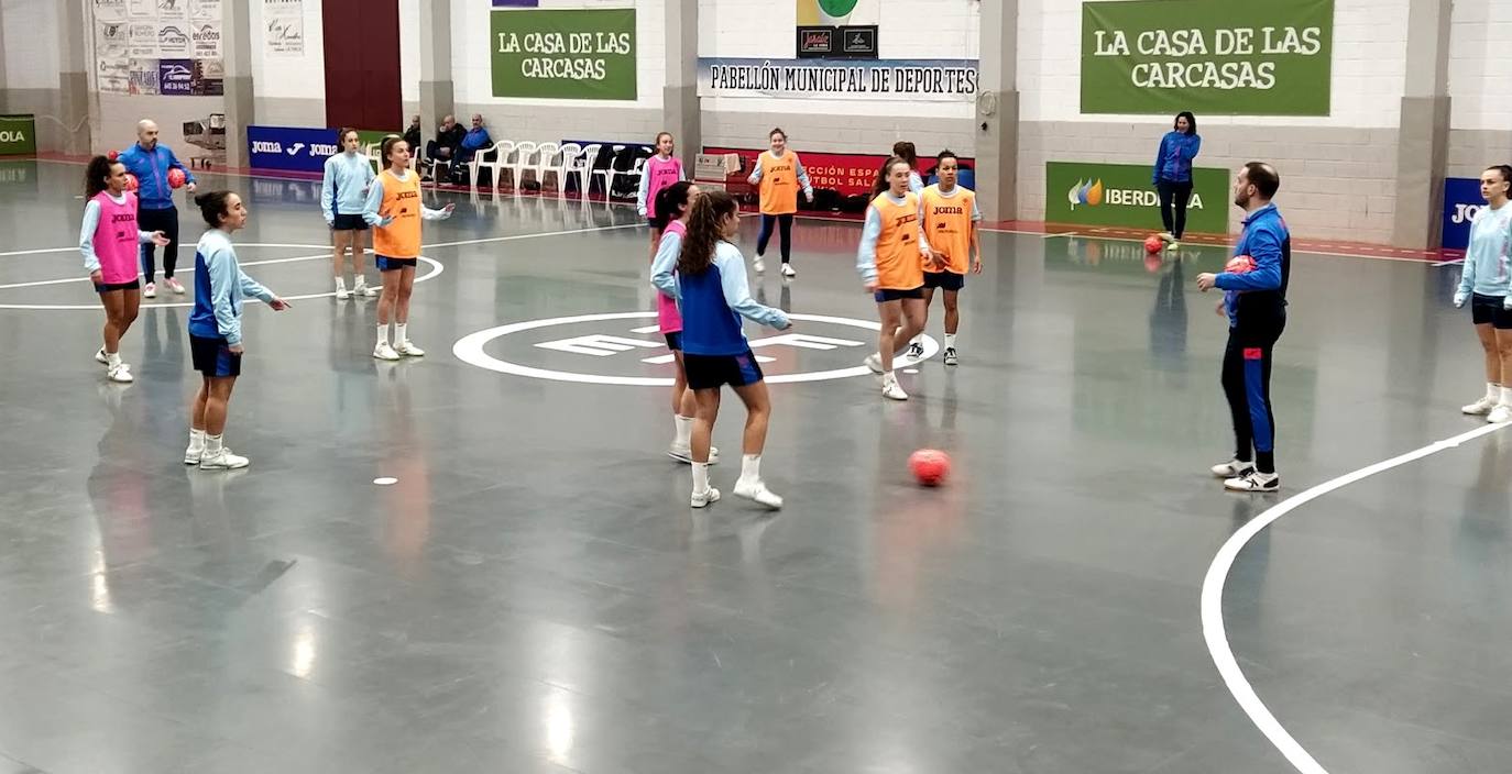 La selección española femenina de fútbol sala entrena en el pabellón de deportes jaraiceño