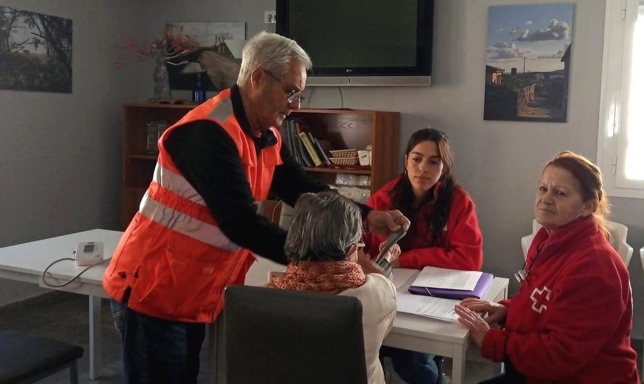 Los voluntarios jaraiceños de Cruz Roja toman la tensión en el centro social de Gargüera