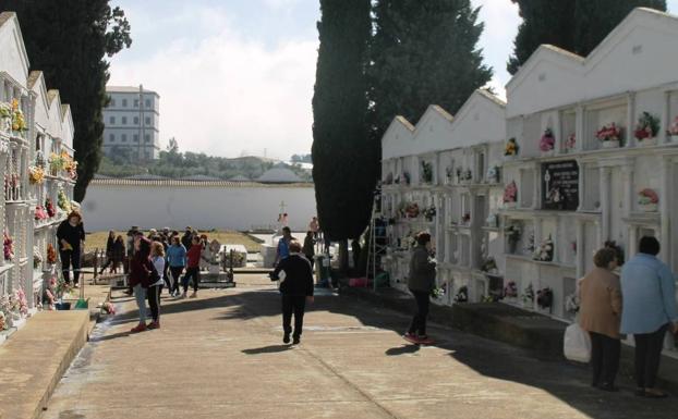 El cementerio se llena de visitas en la víspera del Día de difuntos