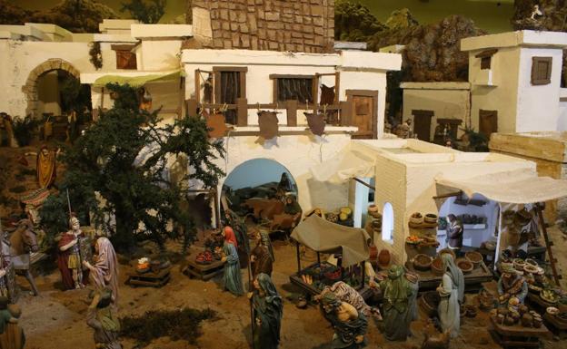 Las 20000 piezas del Belén 'Santa Ángela' iluminan ya la Navidad jerezana