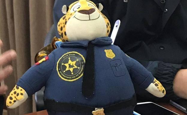 La Policía Local de Jerez se suma a la lucha contra el cáncer infantil con este simpático agente