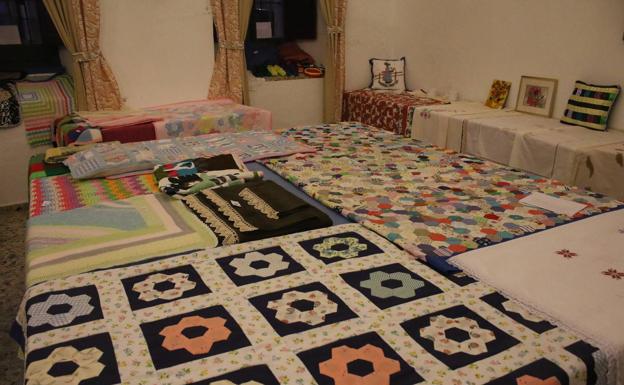 Ya están a la venta las preciosas Labores artesanales del grupo misionero con un fin solidario