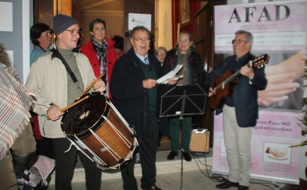 Unas migas con chocolate y la música navideña de Retama Folk llenaron de solidaridad la Casa del Ecce-Homo