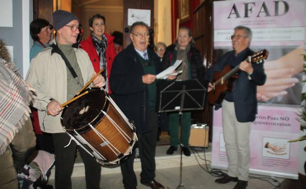Unas migas con chocolate y la música de Retama Folk llenaron de solidaridad la Casa del Ecce-Homo