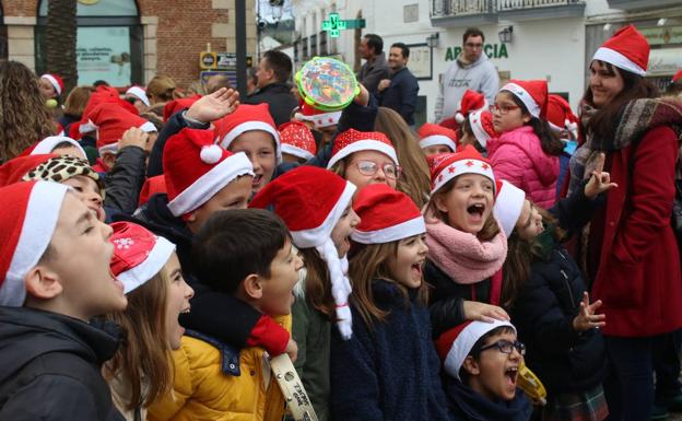 Los alumnos del colegio 'El Rodeo' llenan de espíritu navideño las calles de Jerez