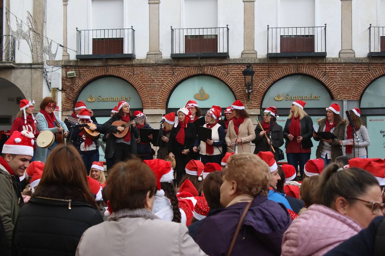 'El Rodeo' pone ritmo a la Navidad cantando villancicos en su primer 'Desfile Navideño'