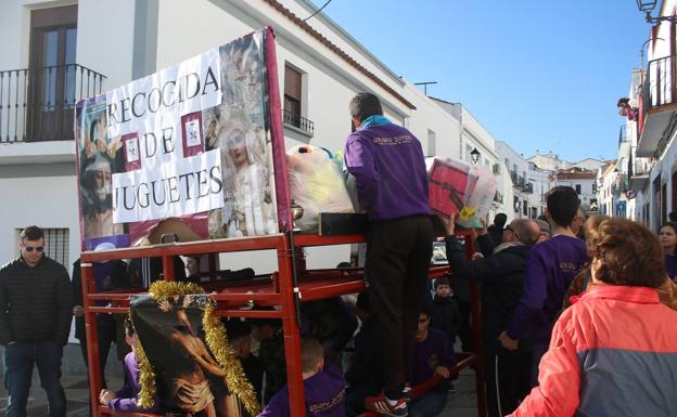 La solidaridad se hace juguetes gracias a la iniciativa del Grupo Joven de la Cofradía del Coronado