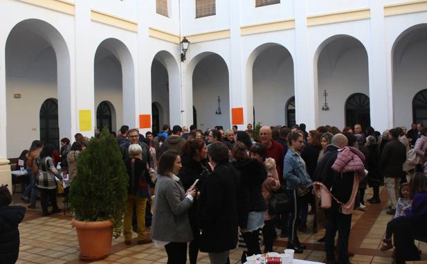 Cientos de personas dan su apoyo a la Chocolatada solidaria organizada por la Asociación de Alzheimer