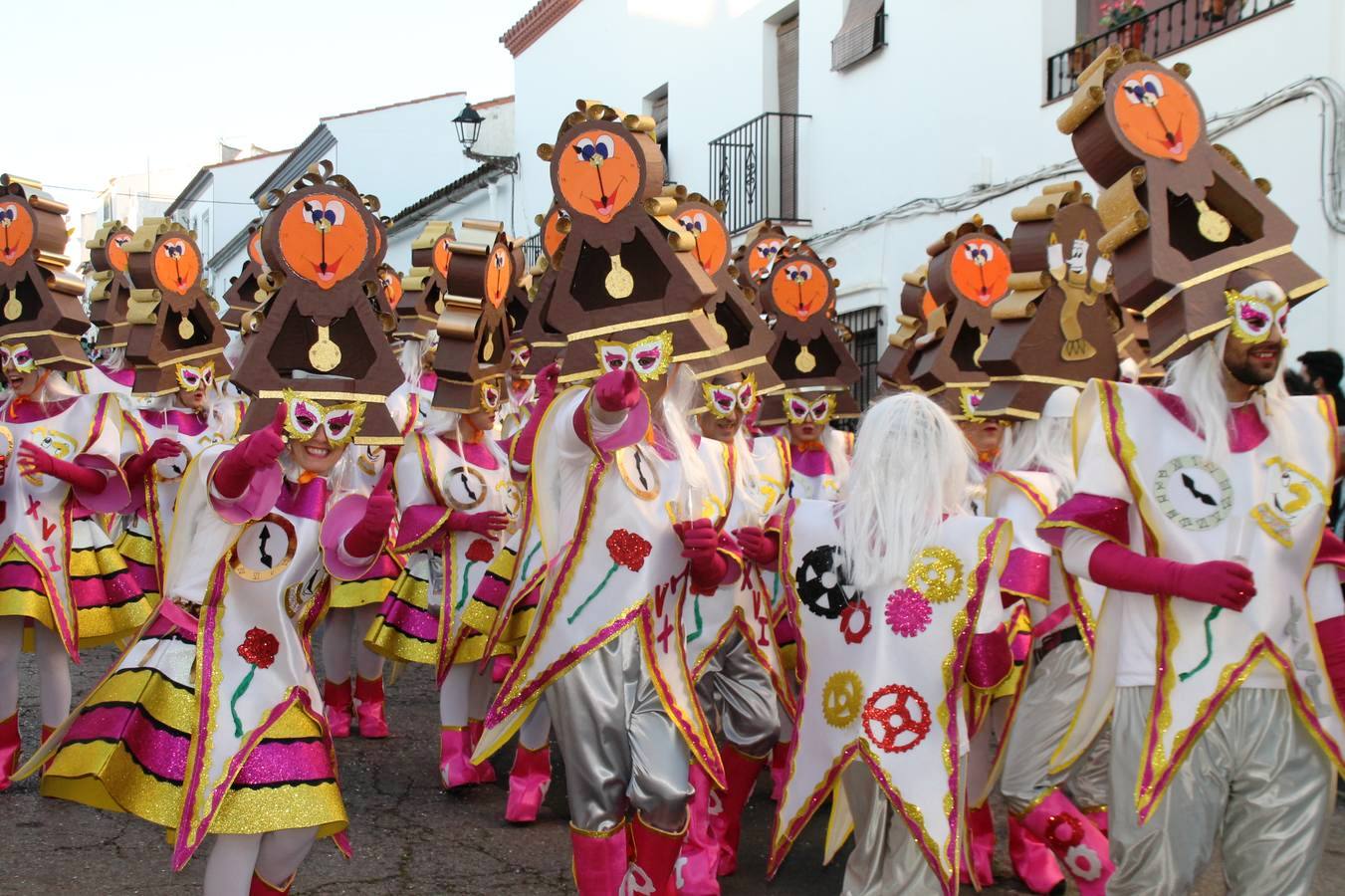 El desfile de Carnaval regó de alegría y colorido las calles de Jerez