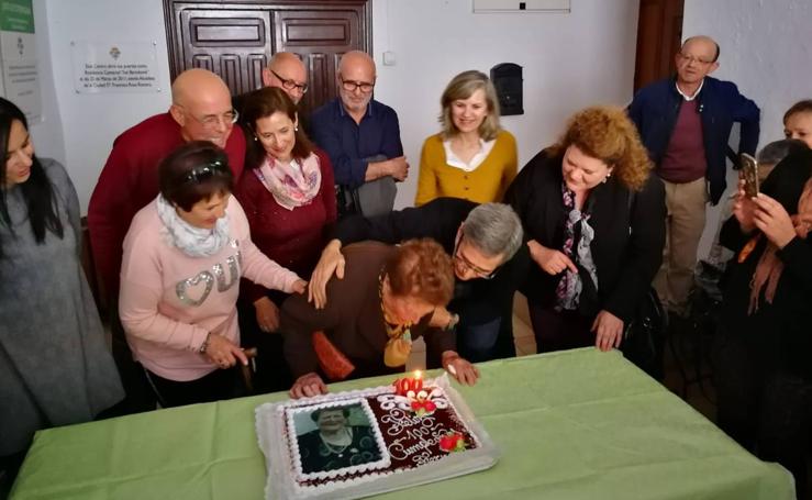 Emotivo homenaje de la Asociación de viudas a Fernanda Martínez por su 100 cumpleaños