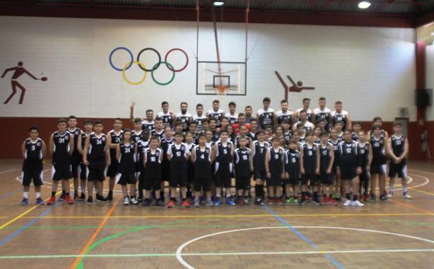 El Xerixia gana 70-65 al Almendralejo y hace el pasillo a la cantera