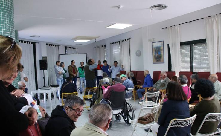 Representantes de las hermandades y cofradías visitan la Residencia de Mayores 'Hernando de Soto'