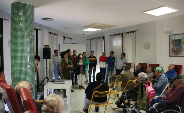 Las hermandades y cofradías muestran los entresijos de la Semana Santa Jerezana a los más mayores