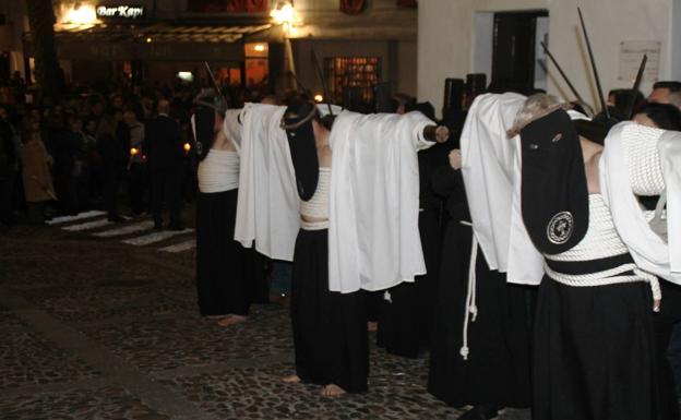 La Hermandad de Penitentes representa el Lunes Santo una vivencia profunda en calles plenas de tipismo