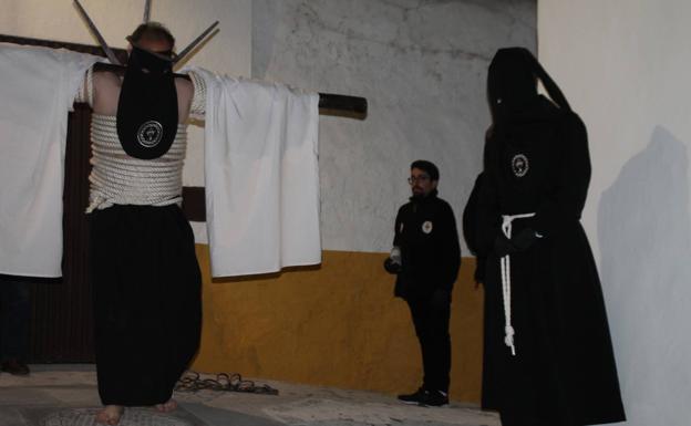 Jerez se llena de cruces en la noche penitente de su Semana Santa