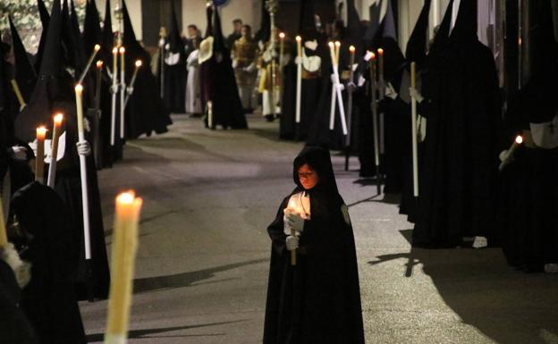 Jerez guarda silencio al paso de 'Jesús Orando en el Huerto' en la noche de Martes Santo