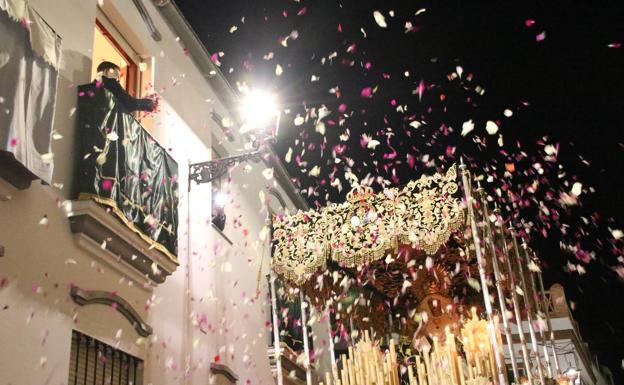La lluvia da una tregua a la 'madrugá' jerezana y la Esperanza Macarena se viste de pétalos