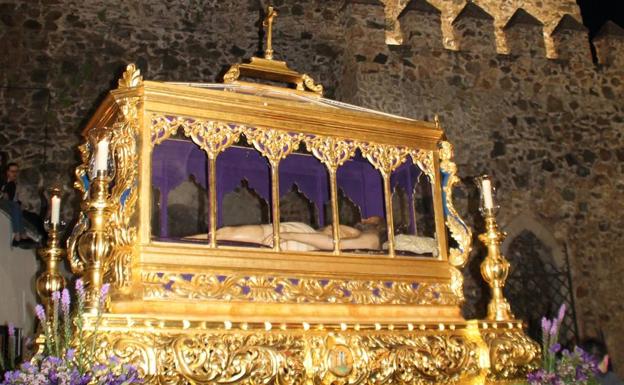 Jerez sigue viviendo su Semana Santa con la solemne y magnífica Procesión Oficial del Santo Entierro