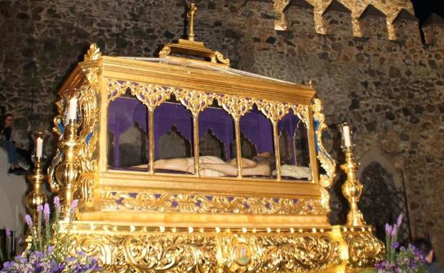 Jerez sigue viviendo su Semana Santa con la solemne y magnífica Procesión del Santo Entierro